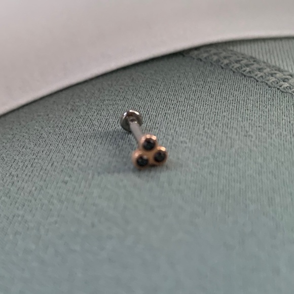 Rose gold and black diamond flat back stud earring - Picture 2 of 3